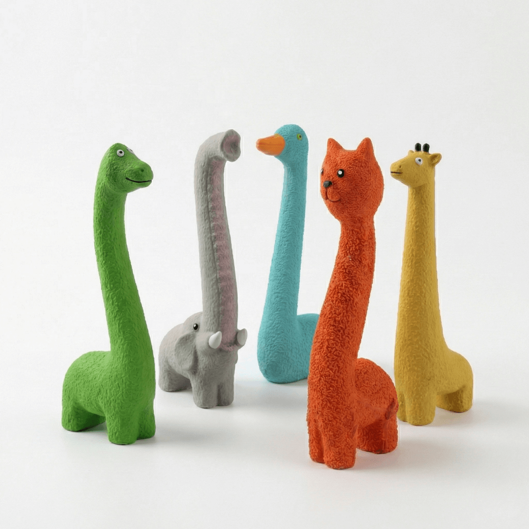 Vue d'ensemble des 5 jouets animaux de la collection (chat, dinosaure, oie, éléphant, girafe) montrant leurs dimensions comparatives. Tous mesurent 23 cm de hauteur, avec des longueurs variant entre 8 et 11 cm selon le modèle.