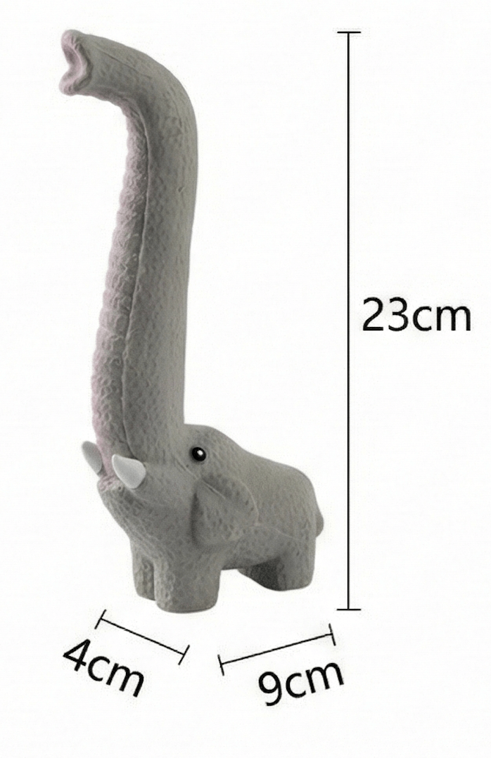 Jouet pour chien éléphant gris avec la trompe dressée vers le haut formant un long cou. Les dimensions indiquées sont de 23 cm de hauteur, 9 cm de longueur et 4 cm de largeur.
