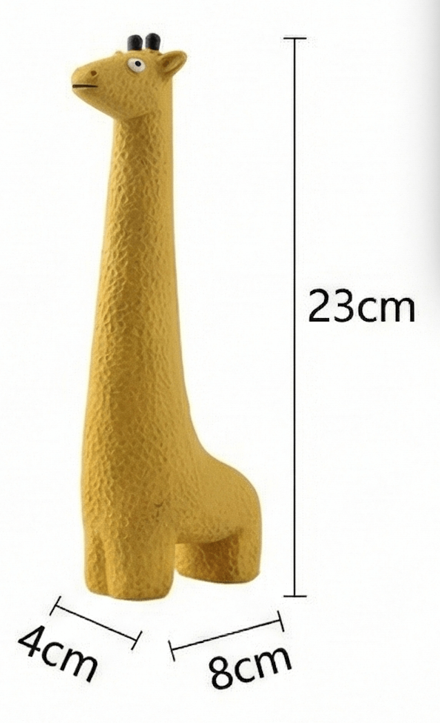 Jouet pour chien girafe jaune texturée avec ses petites cornes noires. Le schéma montre une hauteur de 23 cm, une longueur de 8 cm et une largeur de 4 cm.
