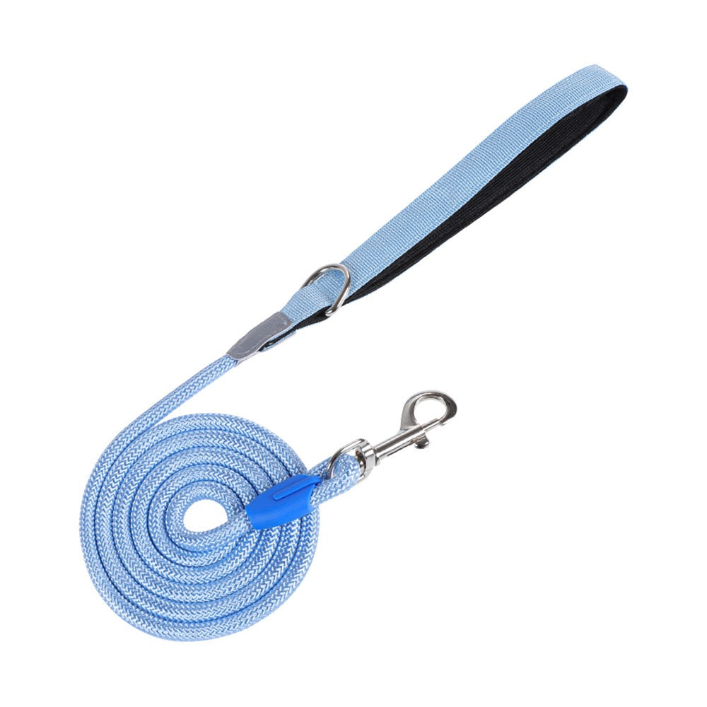 Laisse pour chien en corde tressée bleu ciel solide avec poignée confortable noire et mousqueton métallique pivotant.