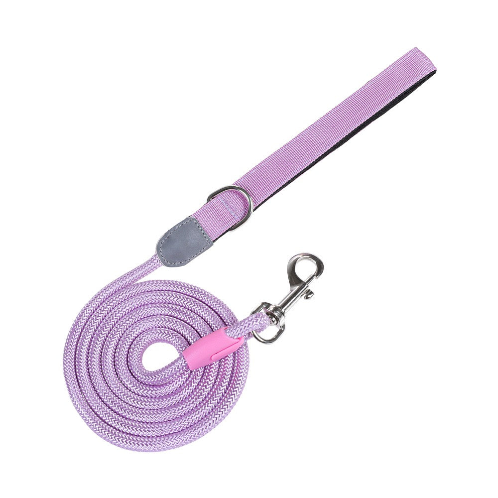 Laisse en corde résistante de couleur violet lavande, dotée d'un raccord en cuir synthétique réfléchissant et d'une attache en métal chromé.