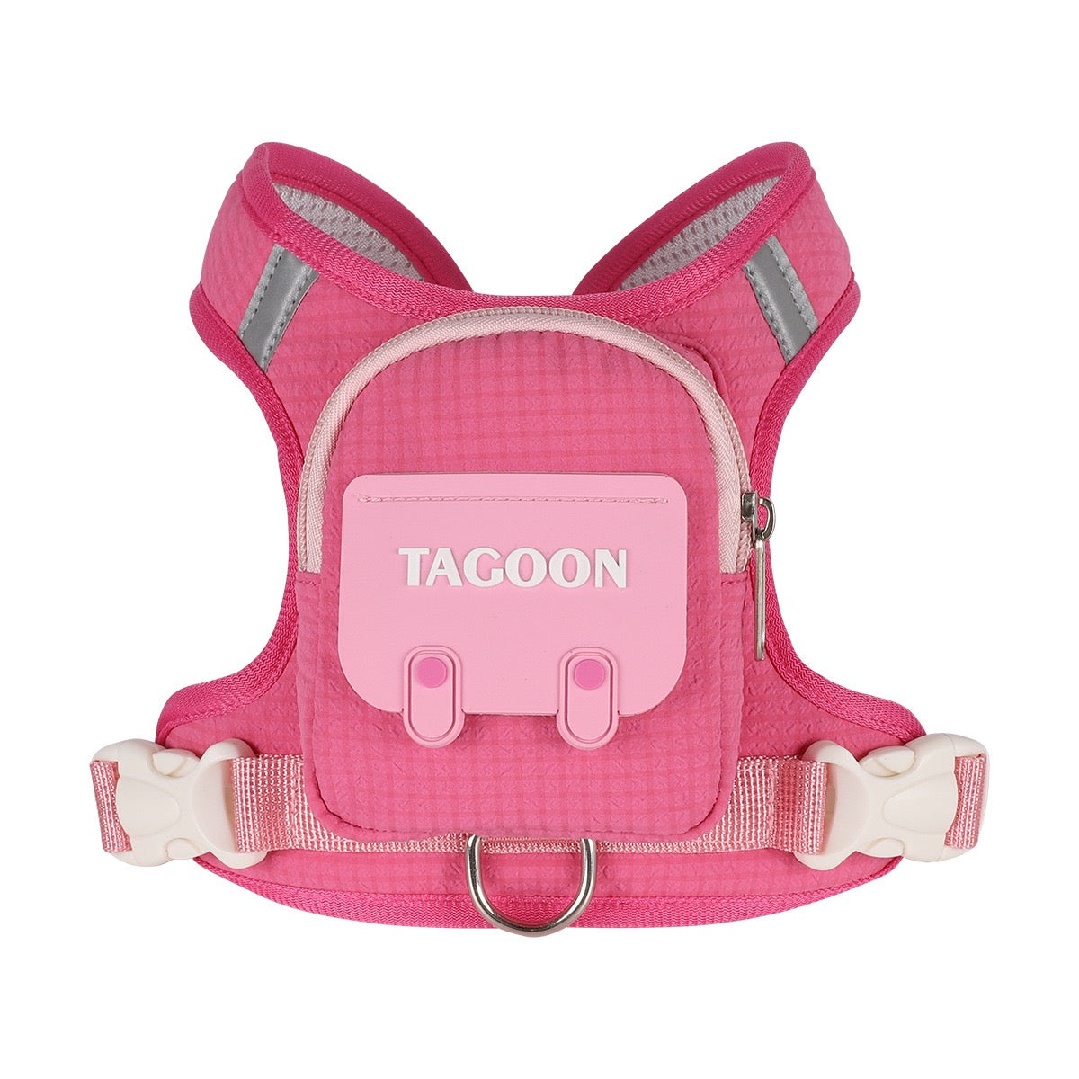 Petit chien gris portant le harnais sac à dos en version rose lors d'une promenade.